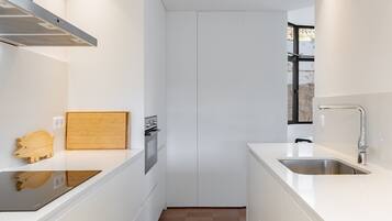 Jääkaappi, mikroaaltouuni, uuni, liesi