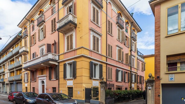 A multi-story building with balconies and a gated entrance. - Comfort Urbano a Porta Maggiore by Wonderful Italy (Bologna)