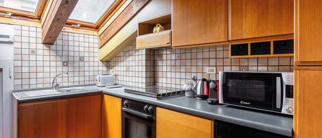 Apartment | Dapur peribadi | Cerek elektrik, meja makan