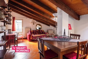 Lägenhet | Vardagsrum | 35-tums platt-tv med digitalkanaler