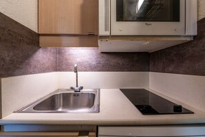 Refrigerador, microondas, horno, placa de cocina