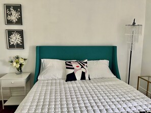 7 soverom, skrivebord, strykejern/-brett og reiseseng for barn