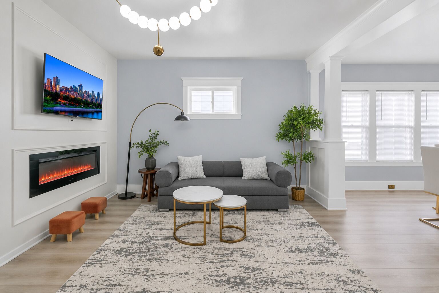 Smart TV, chimenea, futbolito y libros 