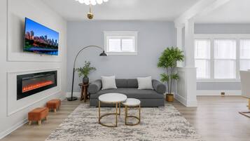 Smart TV, chimenea, futbolito y libros