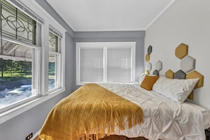 7 soverom, skrivebord, strykejern/-brett og reiseseng for barn