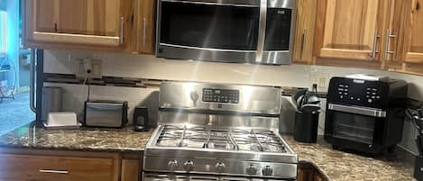 Refrigerador, microondas, horno y parrilla de estufa