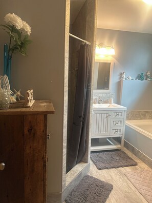 Shower, jetted bath, hair dryer, towels - The Van Etten Lake Chalet - No Pets (Oscoda)