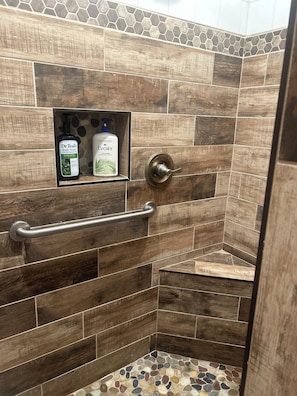 Dusche, Whirlpool, Haartrockner, Handtücher