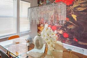 Dining - Niagara RiversideView Balcony GameRoom WiFi Free Parking King bed Crib sleep 9 (Buffalo)