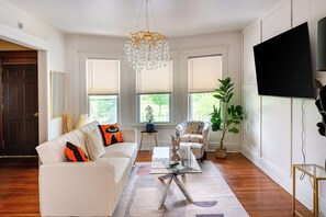 TV connectée, cheminée, jeux vidéo, baby-foot