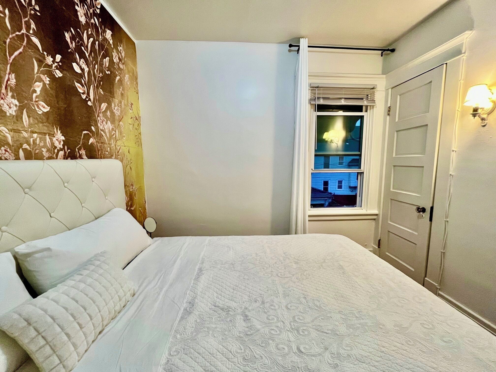 3 chambres, bureau, fer et planche à repasser, lit parapluie