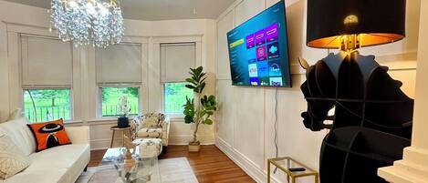 TV connectée, cheminée, jeux vidéo, baby-foot