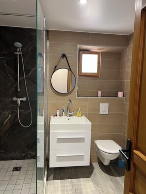 Serviettes fournies, papier toilette