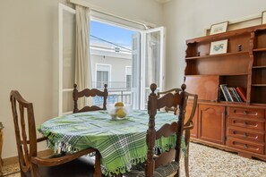 Interior - Apartment 'Family, Enjoy Athens, Apt 90 Cm' with Private Garden, Wi-Fi and Air Conditioning (Athina)