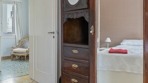 A room with a bed, a dresser with drawers, a chair, and a mirror. - Apartment 'Family, Enjoy Athens, Apt 90 Cm' with Private Garden, Wi-Fi and Air Conditioning (Athina)