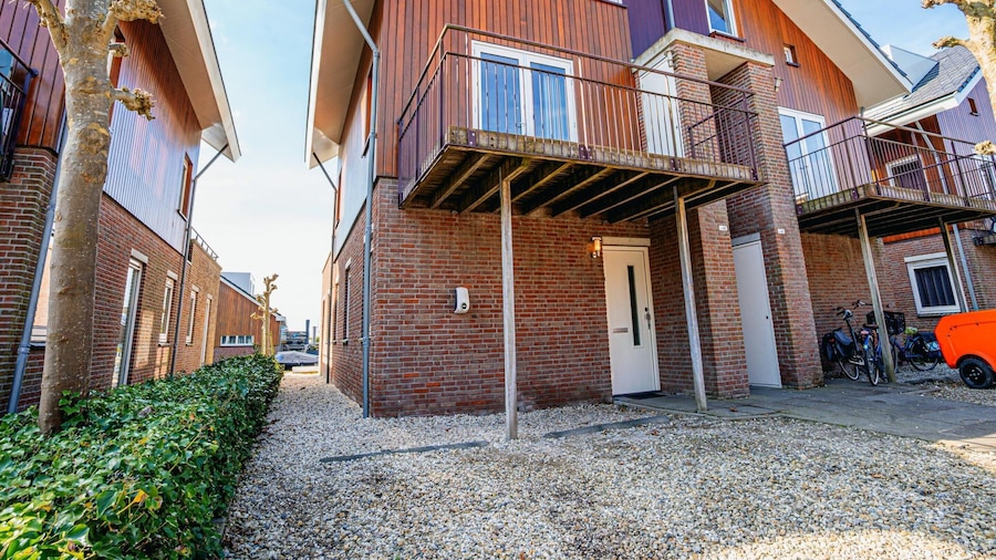 Waterside Escape With Easy Access