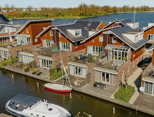 Waterside Escape With Easy Access