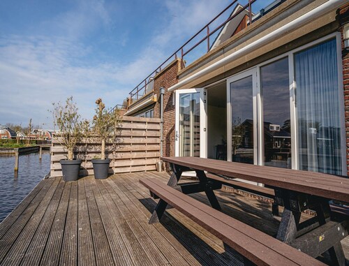 Waterside Escape With Easy Access