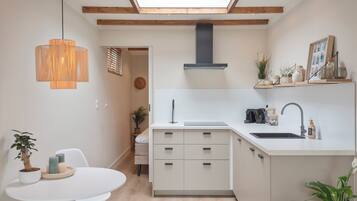 Fridge, coffee/tea maker