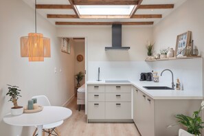 Kühlschrank, Wasserkocher mit Kaffee-/Teezubehör