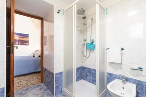 Een douche, een haardroger, handdoeken
