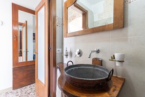 Suihku, hiustenkuivaaja, pyyhkeet