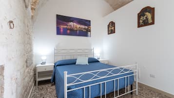 1 habitación, tabla de planchar con plancha, wifi gratis y ropa de cama