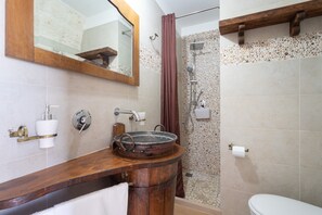 Shower, hair dryer, towels - Room 'Nuvola' with Shared Pool, Wi-Fi and Air Conditioning (Polignano a Mare)