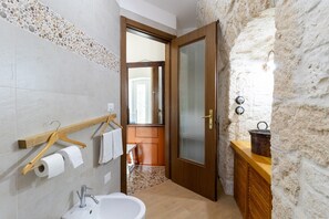 Shower, hair dryer, towels - Room 'Alba Rossa' with Shared Pool, Wi-Fi and Air Conditioning (Polignano a Mare)