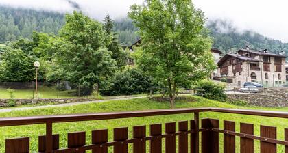 Apartment 'Appartamento Vioz' with Mountain View and Balcony