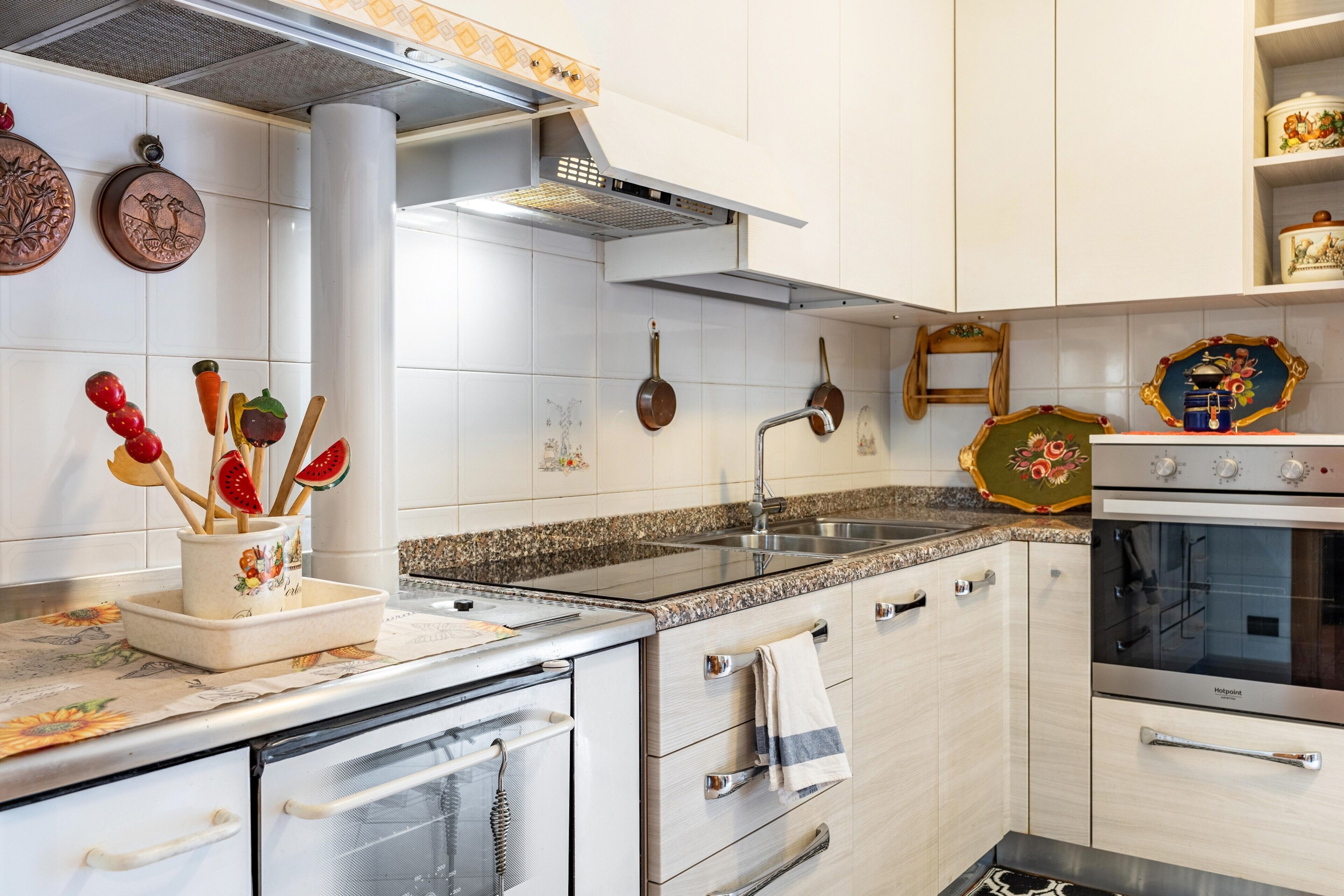 Réfrigérateur, four, plaque de cuisson