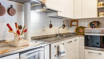 Kühlschrank, Ofen, Herdplatte, Kochgeschirr/Geschirr/Besteck
