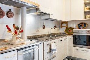 Refrigerador, horno, placa de cocina, utensilios de cocina