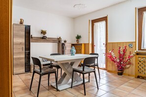 Dining - Apartment 'Appartamento Vioz' with Mountain View and Balcony (Peio)