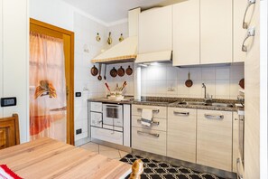 Frigorífico, horno, placa de cocina y utensilios de cocina