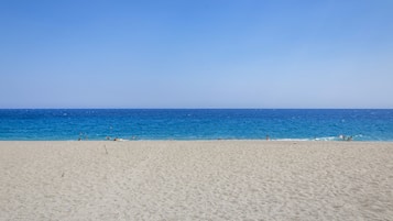 På stranden