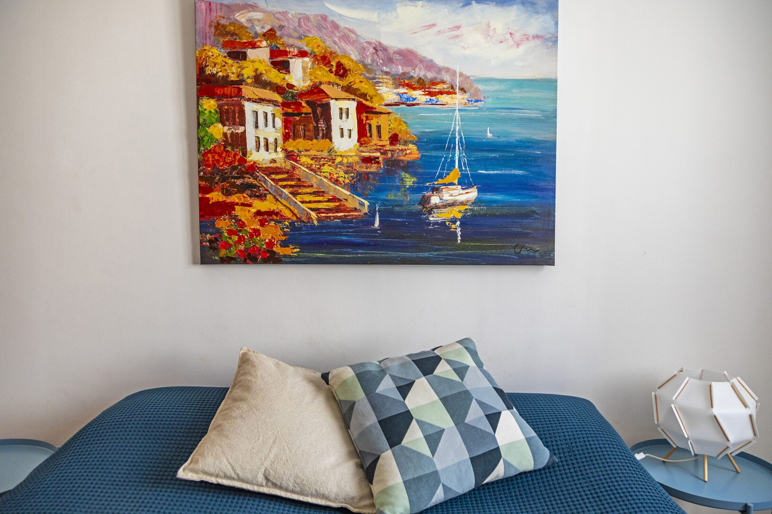 1 habitación, tabla de planchar con plancha y ropa de cama 