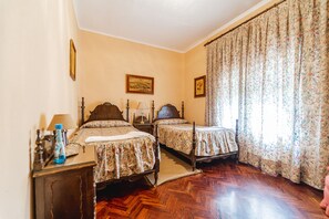 3 makuuhuonetta, silitysrauta/-lauta, vuodevaatteet