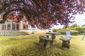 Terrace/patio - Rural House 'El Chalet' with Mountain Views and Private Garden. El uncar (Castrejón de la Peña)