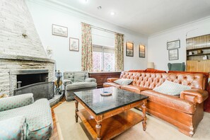 TV, fireplace - Rural House 'El Chalet' with Mountain Views and Private Garden. El uncar (Castrejón de la Peña)