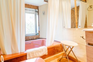 Shower, hair dryer, towels - Rural House 'El Chalet' with Mountain Views and Private Garden. El uncar (Castrejón de la Peña)