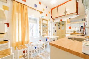 Fridge, microwave, oven, stovetop - Rural House 'El Chalet' with Mountain Views and Private Garden. El uncar (Castrejón de la Peña)