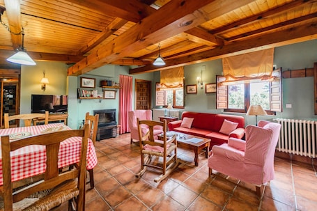 TV, fireplace, DVD player. Country House 'El Gallinero' with Mountain View and Private Garden