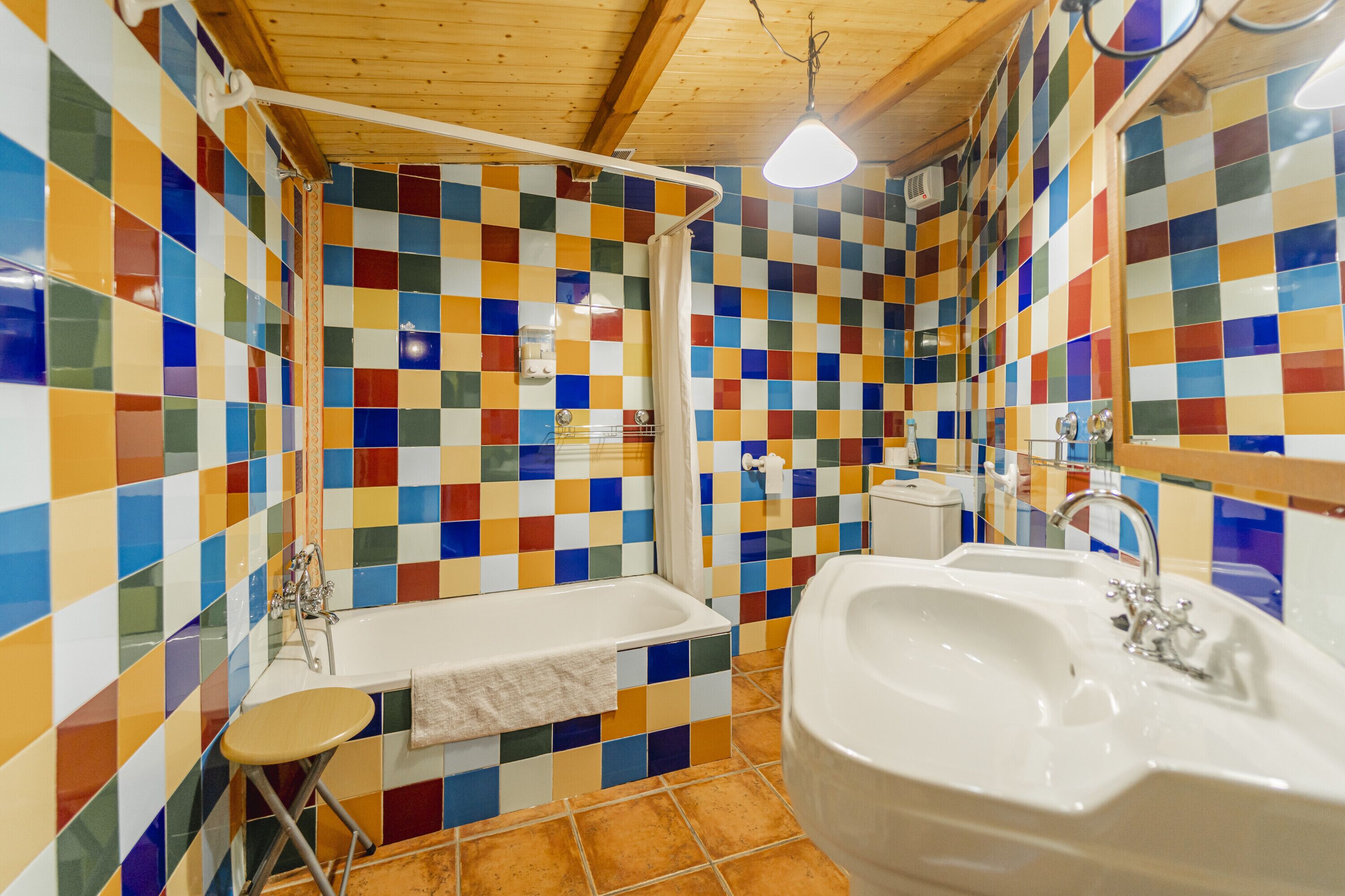 Douche, sèche-cheveux, serviettes fournies