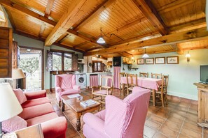 Een televisie, een open haard en een dvd-speler