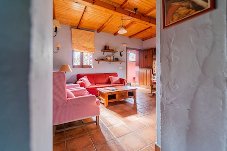 TV, fireplace, DVD player. Rural House 'El Colono' with Mountain Views and Private Garden