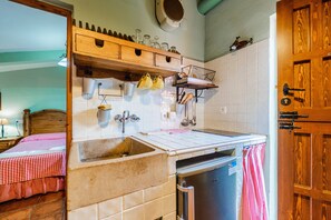 Refrigerador, microondas, cafetera y tetera y utensilios de cocina 