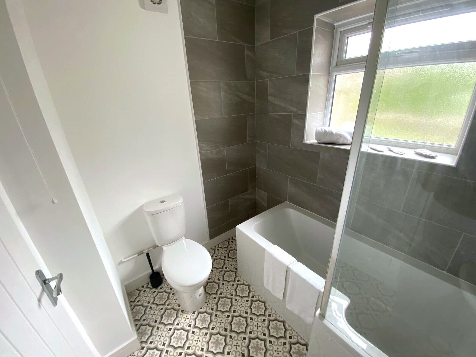 毛巾、肥皂、洗发水、卫生纸