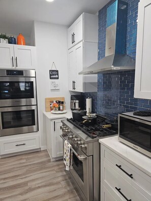 冷蔵庫、電子レンジ、オーブン、コンロ