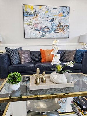 スマートテレビ、暖炉、書庫